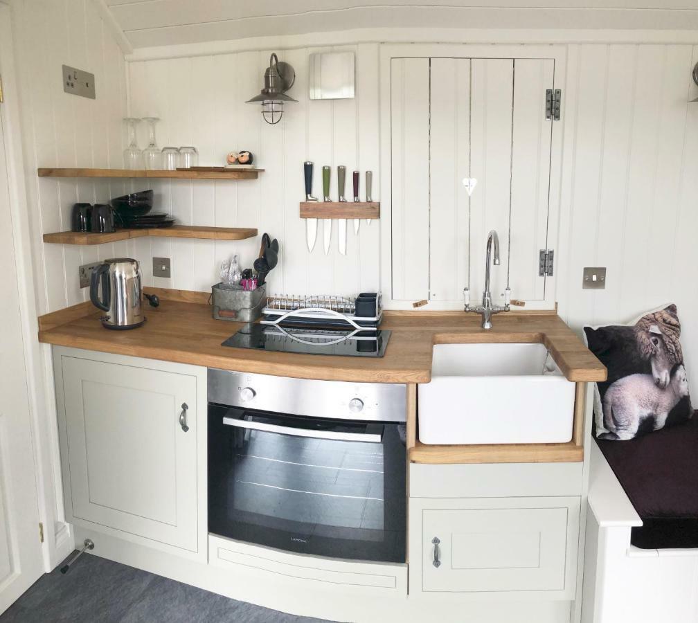The Shepherds Hut Villa Lonmore Exterior photo
